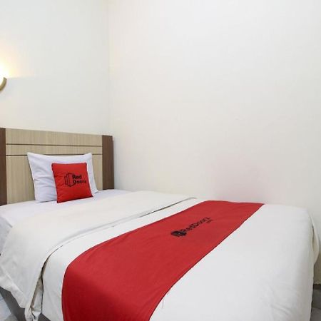 Reddoorz Plus Near Stadion Mandala Krida Джок'якарта Екстер'єр фото