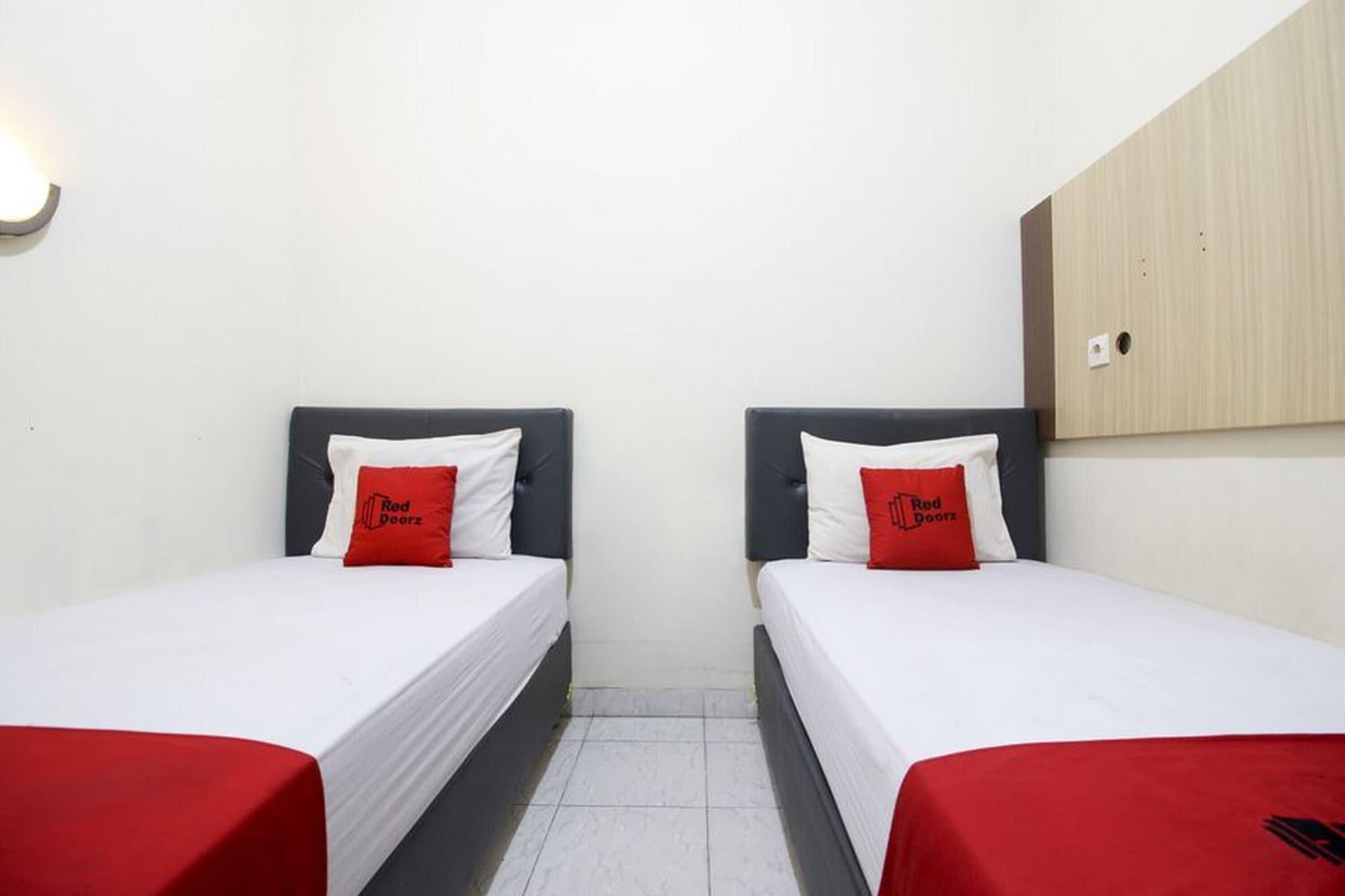 Reddoorz Plus Near Stadion Mandala Krida Джок'якарта Екстер'єр фото
