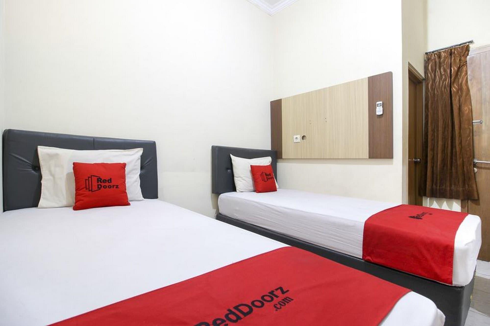 Reddoorz Plus Near Stadion Mandala Krida Джок'якарта Екстер'єр фото