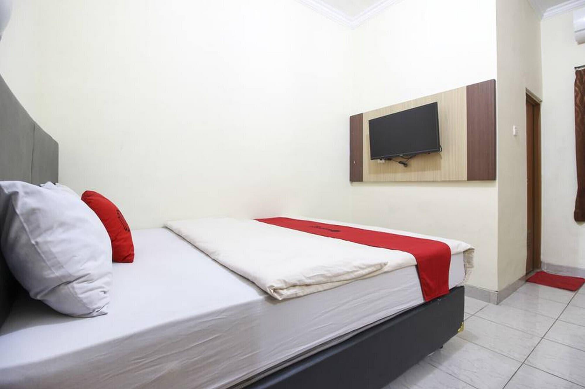 Reddoorz Plus Near Stadion Mandala Krida Джок'якарта Екстер'єр фото