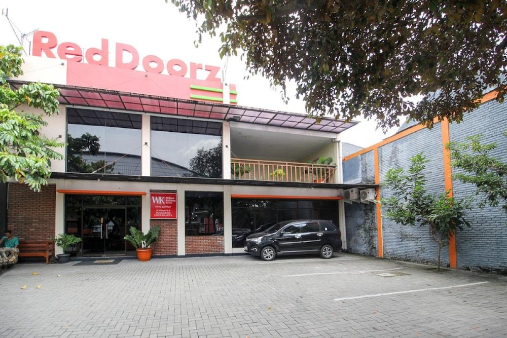 Reddoorz Plus Near Stadion Mandala Krida Джок'якарта Екстер'єр фото