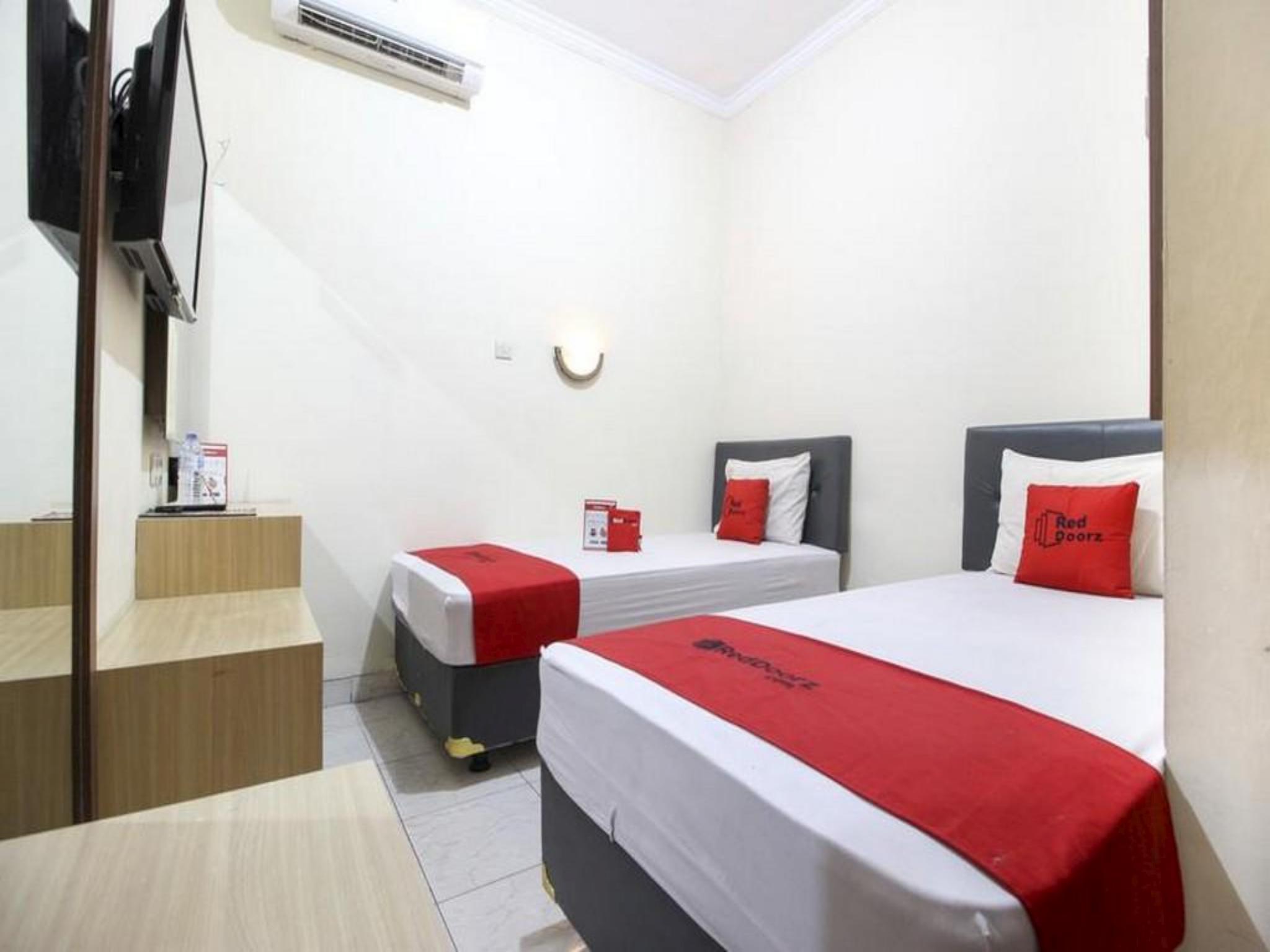 Reddoorz Plus Near Stadion Mandala Krida Джок'якарта Екстер'єр фото