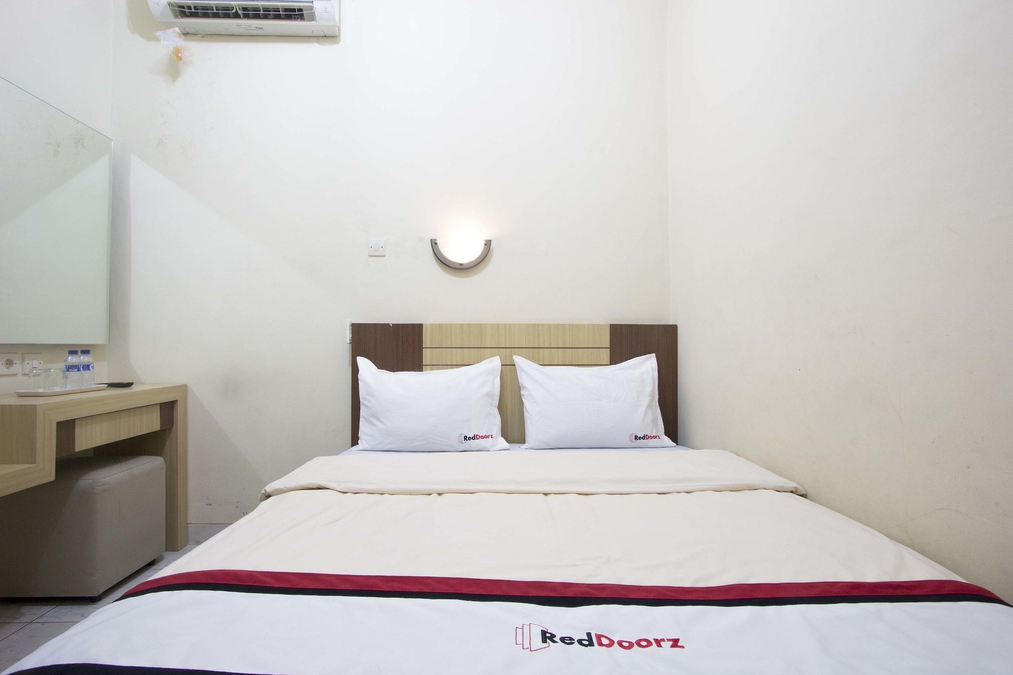 Reddoorz Plus Near Stadion Mandala Krida Джок'якарта Екстер'єр фото