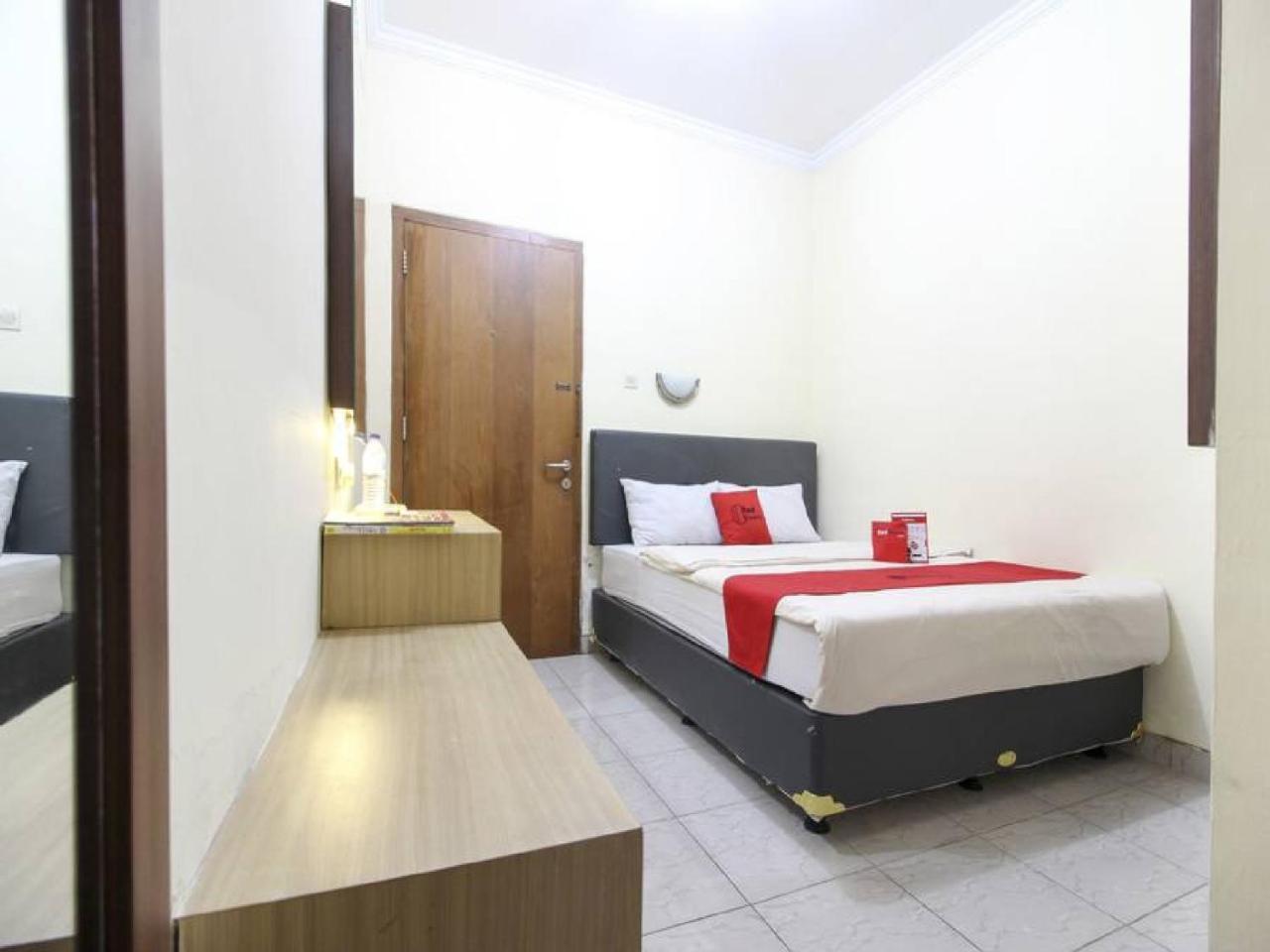 Reddoorz Plus Near Stadion Mandala Krida Джок'якарта Екстер'єр фото
