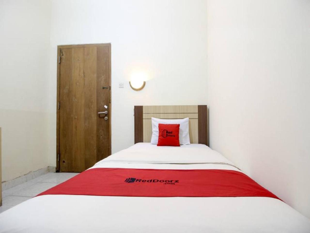 Reddoorz Plus Near Stadion Mandala Krida Джок'якарта Екстер'єр фото